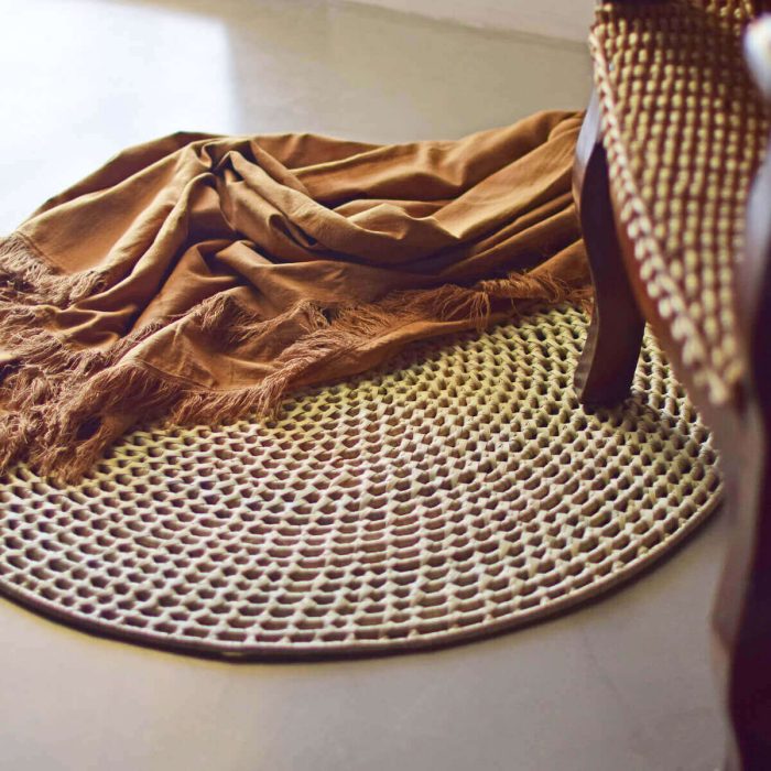 Alfombra redonda tejida por artesanos argentinos