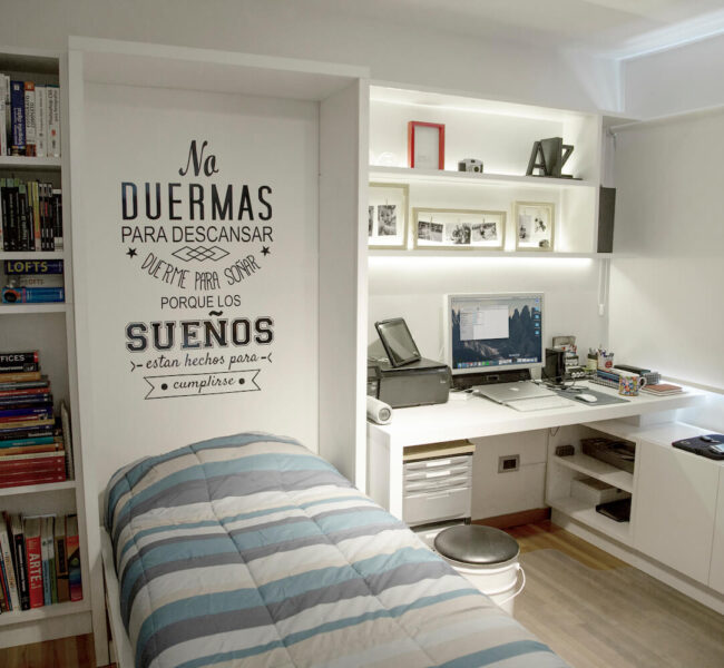 Cama rebatible con escritorio en cuarto de huéspedes