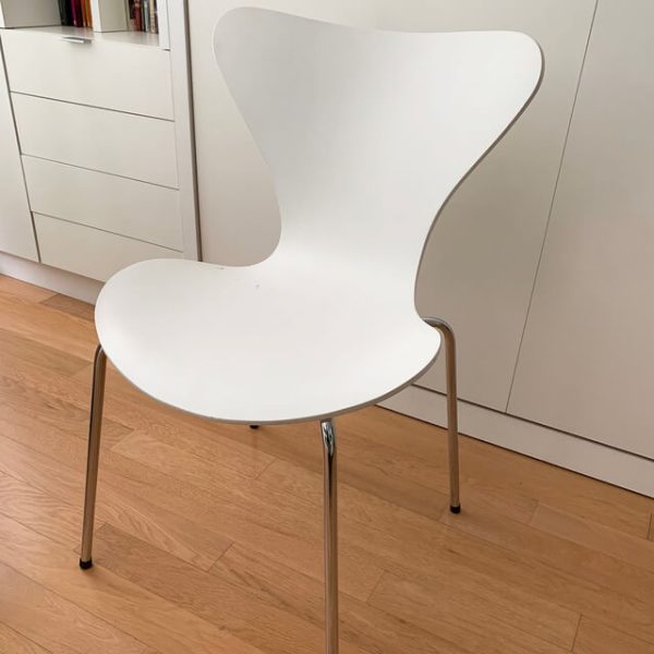 Silla Jacobsen laqueada blanca