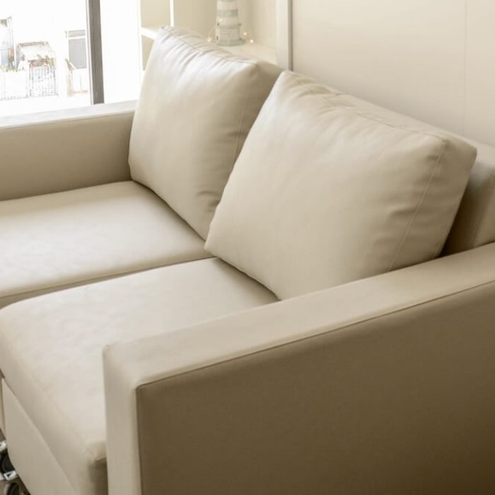 Sillón confortable tapizado en ecocuer